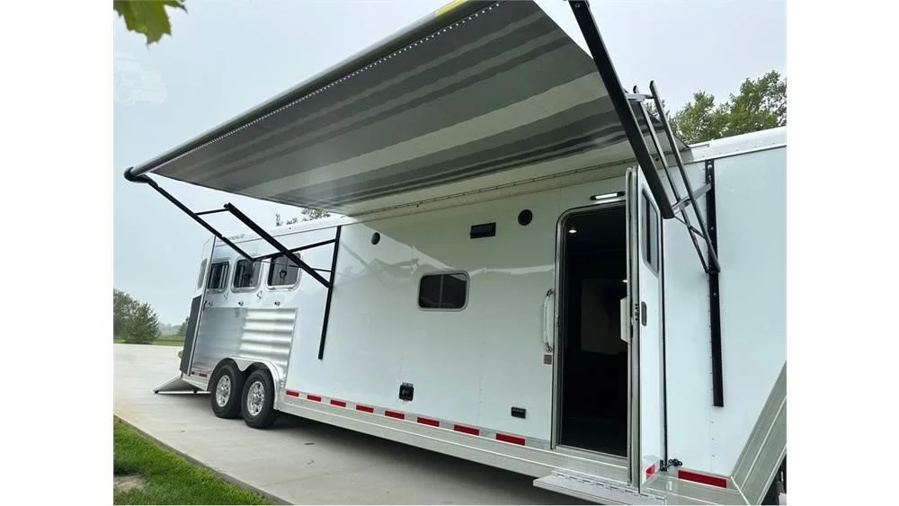 Remorques 3 chevaux LQ Featherlite 2023