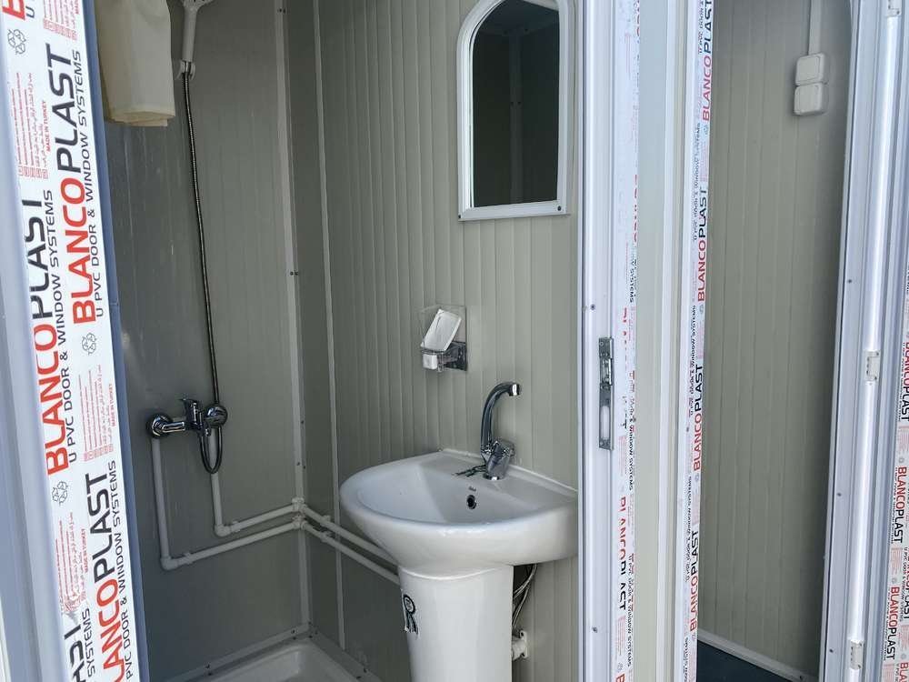 Conteneur de douche neuf avec 2 douches