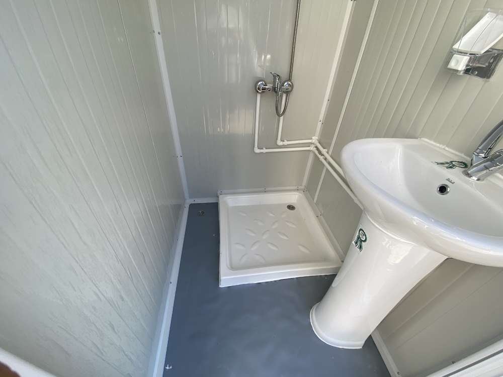 Conteneur de douche neuf avec 2 douches