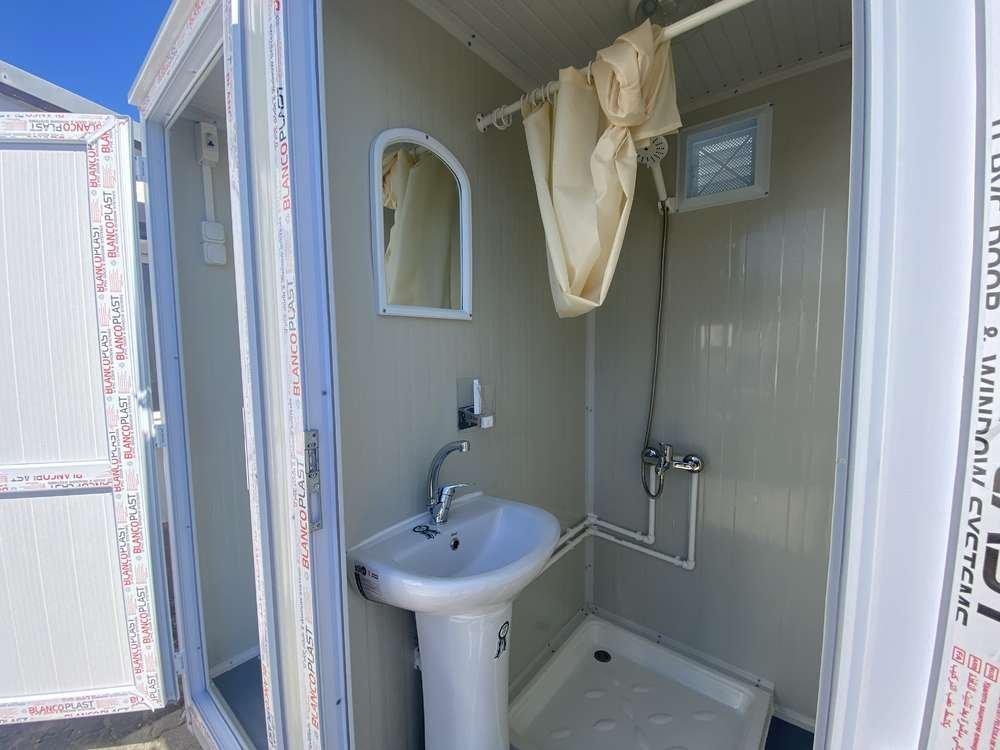 Conteneur de douche neuf avec 2 douches