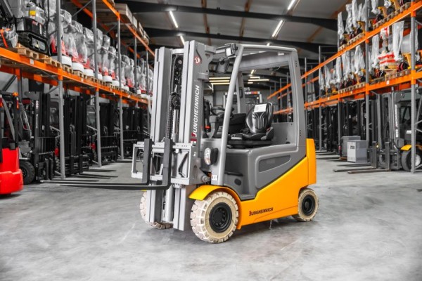 JUNGHEINRICH EFG 425 k - 2500 kg jusqu'à 4700 mm