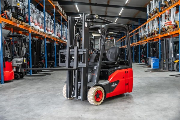 LINDE E 16-02 - 1600 kg à 3140 mm